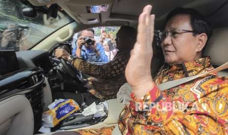 Ketua Umum Partai Gerindra Prabowo Subianto melambaikan tangan ke arah wartawan saat akan melakukan pertemuan dengan Ketua Umum Partai Demokrat Susilo Bambang Yudhoyono (SBY) di kediaman SBY, Jakarta. Kamis (9/8).