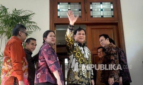 Ketua Umum Partai Gerindra Prabowo Subianto melambaikan tangan saat tiba kediaman Ketua Umum PDI Perjuangan Megawati Soekarnoputri, Rabu (24/7)