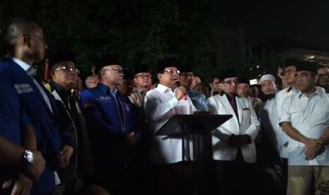 Ketua Umum Partai Gerindra Prabowo Subianto mengumumkan langsung nama Wakil Gubernur DKI Jakarta Sandiaga Uno sebagai cawapresnya di kediamannya di Jalan Kertanegara, Kebayoran Baru, Jakarta, Kamis (9/8). 