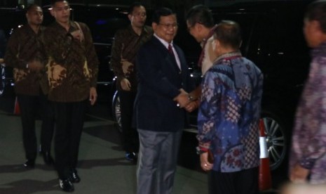 Ketua Umum Partai Gerindra Prabowo Subianto menjenguk Ketua Umum Partai Demokrat Susilo Bambang Yudhoyono (SBY) di RSPAD Gatot Soebroto, Jakarta Pusat, Rabu (18/7).