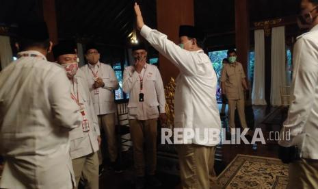 Ketua Umum Partai Gerindra Prabowo Subianto menyampaikan keterangan pers usai menggelar Kongres Luar Biasa (KLB) Partai Gerindra, di Padepokan Garudayaksa, Hambalang, Bogor, Jawa Barat, Sabtu (8/8).