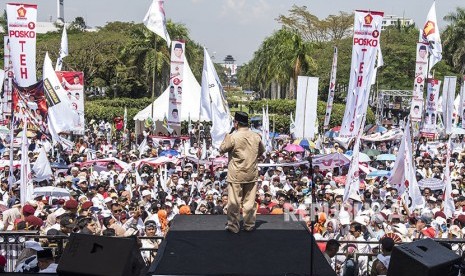 Ketua Umum Partai Gerindra Prabowo Subianto menyampaikan orasi saat kampanye akbar pemenangan calon Gubernur dan Wakil Gubernur Jawa Barat Sudrajat - Ahmad Syaikhu di Monumen Perjuangan Rakyat, Bandung, Jawa Barat, Sabtu (12/5).