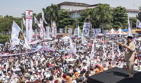 Ketua Umum Partai Gerindra Prabowo Subianto menyampaikan orasi saat kampanye akbar pemenangan calon Gubernur dan Wakil Gubernur Jawa Barat Sudrajat - Ahmad Syaikhu di Monumen Perjuangan Rakyat, Bandung, Jawa Barat, Sabtu (12/5).