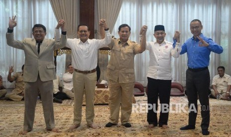 Ketua Umum Partai Gerindra Prabowo Subianto (tengah) berfoto bersama Presiden PKS Sohibul Iman (kiri), Sekjen PAN Eddy Soeparno (kanan) serta Pasangan Calon Gubernur Jawa Barat dari Partai Koalisi Asyik, Sudrajat (kedua kiri) - Ahmad Syaikhu (kedua kanan) saat melakukan pertemuan di Jakarta, Kamis (1/3). 