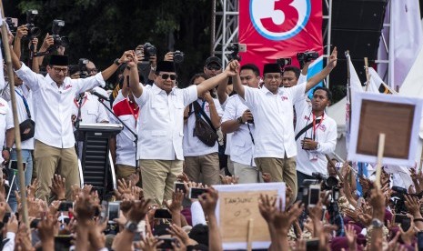 Ketua Umum Partai Gerindra Prabowo Subianto (tengah) bersama pasangan Calon Gubernur DKI Jakarta Anies Baswedan (kanan) dan Calon Wakil Gubernur DKI Jakarta Sandiaga Uno (kiri) menyapa pendukungnya saat Rapat Umum Kampanye Akbar di Lapangan Banteng, Jakart