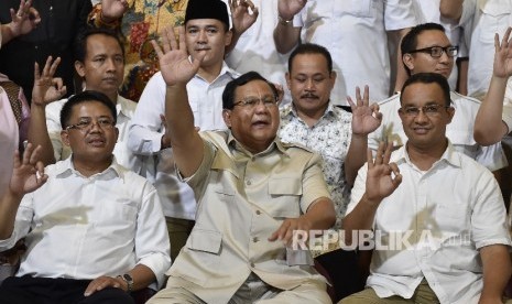 Ketua Umum Partai Gerindra Prabowo Subianto (tengah) bersama Presiden Partai Keadilan Sejahtera Sohibul Iman (kiri) dan Calon Gubernur DKI Jakarta Anies Baswedan (kanan)