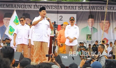 Ketua Umum Partai Gerindra Prabowo Subianto (tengah) 