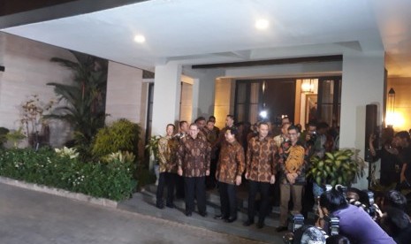 Ketua Umum Partai Gerindra Prabowo Subianto tiba di kediaman Ketua Umum Partai Demokrat Susilo Bambang Yudhoyono (SBY) di Jalan Mega Kuningan Timur, Jakarta, Selasa (24/7).