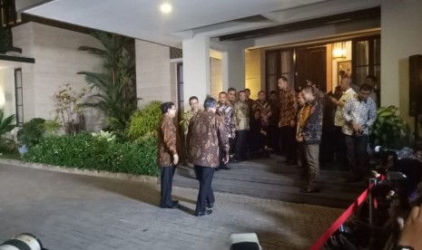 Ketua Umum Partai Gerindra Prabowo Subianto tiba di kediaman Ketua Umum Partai Demokrat Susilo Bambang Yudhoyono (SBY) di Jalan Mega Kuningan Timur, Jakarta, Selasa (24/7).