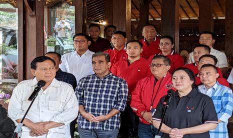 Ketua Umum Partai Gerindra, Prabowo Subianto usai menerima silaturahmi Partai Demokrasi Indonesia Perjuangan (PDIP) yang dipimpin Puan Maharani di kediamannya, Kabupaten Bogor, Ahad (4/9).