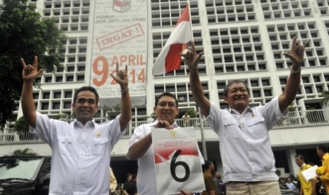 Ketua Umum Partai Gerindra Suhardi (kanan) dan Sekjen partai Gerindra Ahmad Muzani (kiri) dan Wakil Ketua Umum Partai Gerindra Fadli Zon`