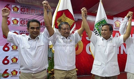 Ketua Umum Partai Gerindra, Suhardi (tengah), bersama Ketua Umum Dewan Pembina Partai Gerindra Prabowo (kanan) dan Ketua Fraksi Partai Gerindra Ahmad Muzani