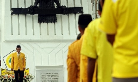 Ketua Umum Partai Golkar, Aburizal Bakri memimpin upacara di Taman Makam Pahlawan Nasional, dalam rangka hari lahir Partai Golkar ke-49, Kalibata, Jakarta, Ahad (20/10).