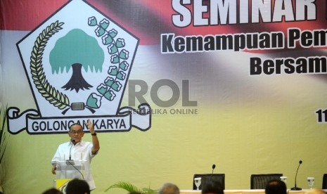 Ketua Umum Partai Golkar Aburizal Bakrie berikan sambutan saat mengikuti Seminar di kantor DPP Partai Golkar, Jakarta, Rabu (11/11).