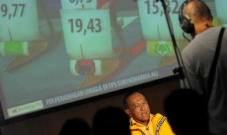 Ketua Umum Partai Golkar Aburizal Bakrie bersama fungsionaris memantau penghitungan cepat di Kantor DPP Golkar, Jakarta, Rabu (9/4). 