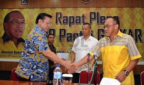  Ketua Umum Partai Golkar Aburizal Bakrie (kanan) bersama Wakil Ketua Agung Laksono (kiri).