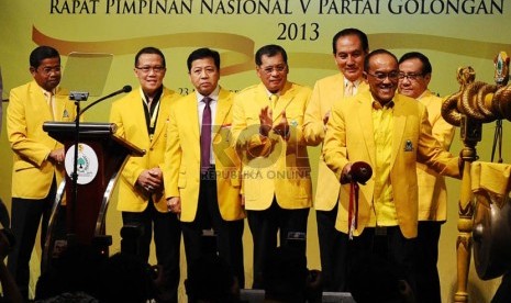 Ketua Umum Partai Golkar Aburizal Bakrie (kanan) didampingi para petinggi partai saat membuka Rapat Pimpinan Nasional (Rapimas) V Partai Golkar di Jakarta, Jumat (22/11).