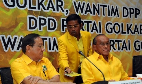 Ketua Umum Partai Golkar Aburizal Bakrie (kanan), Ketua Dewan Pertimbangan Akbar Tanjung (kiri) dan Sekjen PG Idrus Marham (tengah).