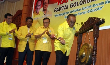 Ketua Umum Partai Golkar, Aburizal Bakrie (kanan) memukul gong didampingi, Akbar Tanjung, Idrus Marham dan Nurdin Halid saat pembukaan Rapimnas Partai Golkar ke VII di Yogyakarta, Selasa (18/11). 