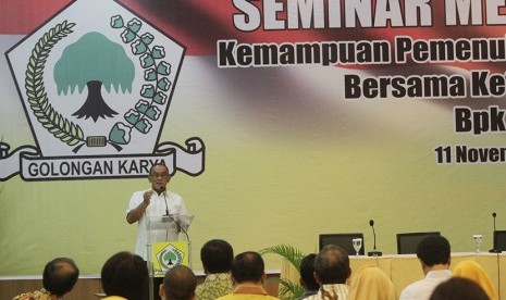 Ketua Umum Partai Golkar Aburizal Bakrie (kiri) berpidato pada pembukaan seminar Membangun Indonesia di Kantor DPP Partai Golkar, Jakarta, Rabu (11/11).