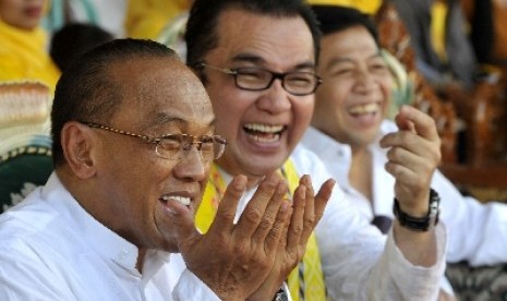  Ketua Umum Partai Golkar Aburizal Bakrie (kiri), Wakil Sekretaris Jenderal Partai Golkar Tantowi Yahya (tengah) dan Ketua Fraksi Partai Golkar (FPG) DPR Setya Novanto (kanan)