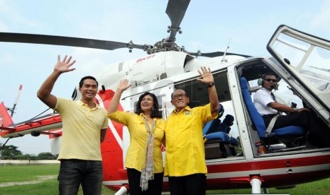 Ketua Umum Partai Golkar Aburizal Bakrie (kanan)  saat berkampanye di GOR Ciracas, Jakarta, Selasa (18/3). (Republika/Aditya Pradana Putra)  