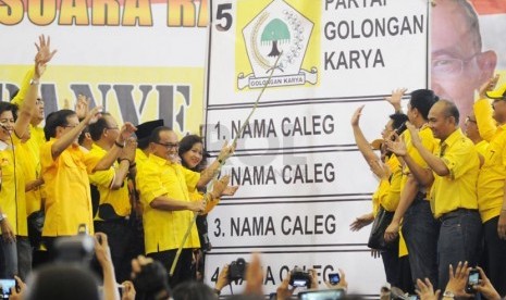 Ketua Umum Partai Golkar Aburizal Bakrie, melakukan simulasi pencoblosan dalam kampanye terbuka di GOR Ciracas, Jakarta, Selasa (18/3). (Republika/Aditya Pradana Putra)