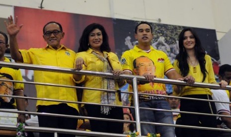 Ketua Umum Partai Golkar Aburizal Bakrie, melakukan kampanye terbuka di GOR Ciracas, Jakarta, Selasa (18/3). (Republika/Aditya Pradana Putra)