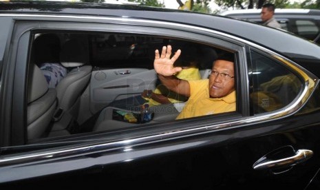 Ketua Umum Partai Golkar Aburizal Bakrie melambaikan tangan usai memantau penghitungan cepat di Kantor DPP Golkar, Jakarta, Rabu (9/4).