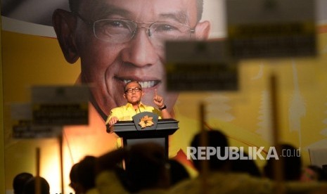 Ketua Umum Partai Golkar Aburizal Bakrie memberi pengarahan kepada peserta Munaslub Golkar dalam Pra Musyawarah Nasional Luar Biasa (Munaslub) Golkar di Bali Nusa Dua Convention Center (BNDCC), Bali, Sabtu (14/5)