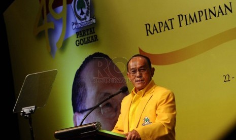 Ketua Umum Partai Golkar Aburizal Bakrie memberikan pidato politik saat membuka Rapat Pimpinan Nasional (Rapimas) V Partai Golkar di Jakarta, Jumat (22/11).