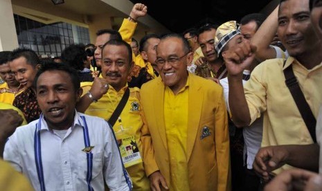 Ketua Umum Partai Golkar, Aburizal Bakrie meninggalkan lokasi Musyawarah Nasional Golkar IX di Nusa Dua, Bali, Senin (1/12).         