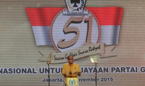 Ketua Umum Partai Golkar Aburizal Bakrie menyampaikan sambutannya dalam perayaan Hari Ulang Tahun Partai Golkar ke-51 di Kantor DPP Partai Golkar, Jakarta, Kamis (26/11).