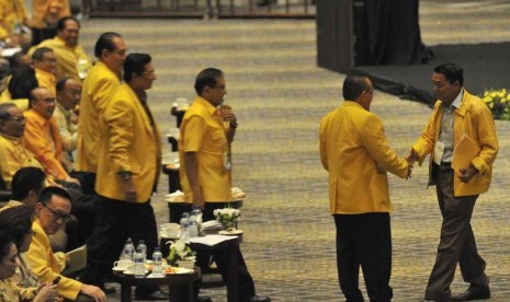 Ketua Umum Partai Golkar Aburizal Bakrie (tengah) didampingi Sekjen Partai Golkar Idrus Marham (ketiga kiri), Bendahara Partai Golkar Setya Novanto (kedua kanan), Wakil Ketua partai Golkar Syarif Sutardjo saat menyerahkan mandat kembali dalam Munas Partai 