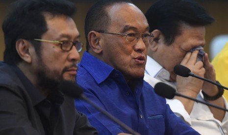 Ketua Umum Partai Golkar Aburizal Bakrie (tengah) didampingi Wakil Ketua Umum Agung Laksono (kanan) dan Ketua DPP Yorrys Raweyai memimpin pertemuan dengan Barisan Muda Partai Golkar dan pimpinan ormas di kantor DPP Partai Golkar, Jakarta, Jumat (19/2). 