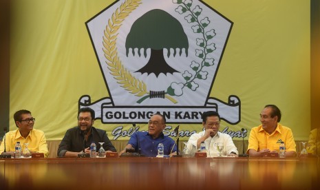 Ketua Umum Partai Golkar Aburizal Bakrie (tengah) didampingi Wakil Ketua Umum Agung Laksono (kedua kanan), Ketua DPP Yorrys Raweyai (kedua kiri), tokoh senior partai Theo L Sambuaga (kanan), dan Agun Gunajar Sudarsa (kiri) memimpin pertemuan dengan Barisan