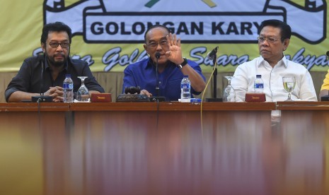 Ketua Umum Partai Golkar Aburizal Bakrie (tengah) didampingi Wakil Ketua Umum Agung Laksono (kanan) dan Ketua DPP Yorrys Raweyai memimpin pertemuan dengan Barisan Muda Partai Golkar dan pimpinan ormas di kantor DPP Partai Golkar, Jakarta, Jumat (19/2).