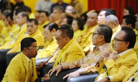 Ketua Umum Partai Golkar Aburizal Bakrie (tengah) , Sekjen Partai Golkar Idrus Marham (kiri) berbincang pada pembukaan Rapat Pimpinan Nasional (Rapimas) V Partai Golkar di Jakarta, Jumat (22/11).