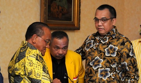 Ketua umum Partai Golkar Aburizal Bakrie, Wakil Sekjen DPP Partai Golkar Leo Nababan (tengah) dan Ketua DPD PG Jambi Zoeman Manaf (kanan)