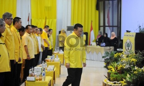 Ketua Umum Partai Golkar Agung Laksono (tengah) berjalan saat menghadiri pembukaan Konsolidasi dan Musda Partai Golkar Kabupaten/Kota se-Provinsi DKI Jakarta di kantor DPP Partai Golkar, Jakarta,Ahad (24/5). Dalam sambutannya, Agung menyebut akan melakukan