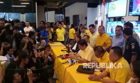 Ketua Umum Partai Golkar Airlangga Hartanto memberi keterangan pers hasil hitung cepat Pilkada 2018 di DPD Partai Golkar, Cikini, Jakarta Pusat, Rabu (27/6).