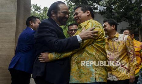 Ketua Umum Partai Golkar Airlangga Hartarto berpelukan dengan Ketua Umum Partai NasDem Surya Paloh saat menggelar pertemuan di DPP Partai Golkar, Slipi, Jakarta, Senin (9/3).(Republika/Putra M. Akbar)