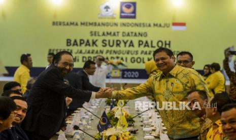 Ketua Umum Partai Golkar Airlangga Hartarto bersalaman dengan Ketua Umum Partai NasDem Surya Paloh saat menggelar pertemuan di DPP Partai Golkar, Slipi, Jakarta, Senin (9/3). 