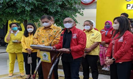 Ketua Umum Partai Golkar Airlangga Hartarto bersama Ketua Umum Partai Solidaritas Indonesia (PSI) Giring Ganesha Djumaryo di Kantor DPP Partai Golkar, Jakarta, Selasa (23/8).