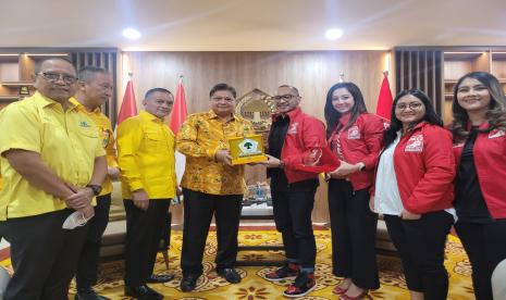 Ketua Umum Partai Golkar Airlangga Hartarto bersama Ketua Umum Partai Solidaritas Indonesia (PSI) Giring Ganesha Djumaryo di Kantor DPP Partai Golkar, Jakarta, Selasa (23/8). 