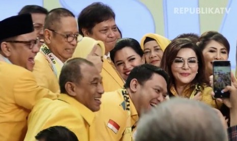 Ketua Umum Partai Golkar Airlangga Hartarto berswafoto dengan kader Partai Golkar. Rabu (6/11).