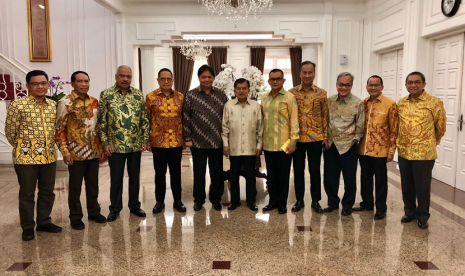 Ketua Umum Partai Golkar Airlangga Hartarto beserta jajaran petinggi DPP Golkar bersilaturahmi dengan Wakil Presiden Jusuf Kalla, Kamis (9/8).