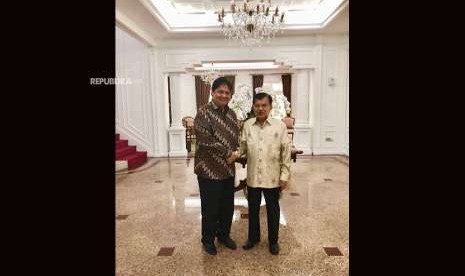 Ketua Umum Partai Golkar Airlangga Hartarto beserta jajaran petinggi DPP Golkar bersilaturahmi dengan Wakil Presiden Jusuf Kalla, Kamis (9/8).