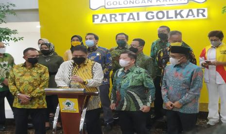 Ketua Umum Partai Golkar Airlangga Hartarto dan Ketua Umum Partai Persatuan Pembangunan (PPP) Suharso Monoarfa menggelar konferensi pers usai pertemuan di Kantor DPP Partai Golkar, Slipi, Jakarta, Selasa (30/3).