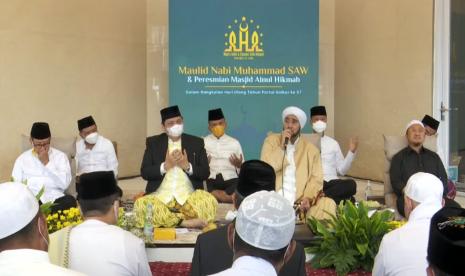 Ketua Umum Partai Golkar Airlangga Hartarto dan pimpinan Majelis Ahbabul Musthafa Solo, Habib Syech bin Abdul Qodir Assegaff, hadir dalam acara Maulid Nabi Muhammad sekaligus peresmian Masjid Ainul Hikmah di Kompleks DPP Partai Golkar, Jakarta, Ahad (24/10).